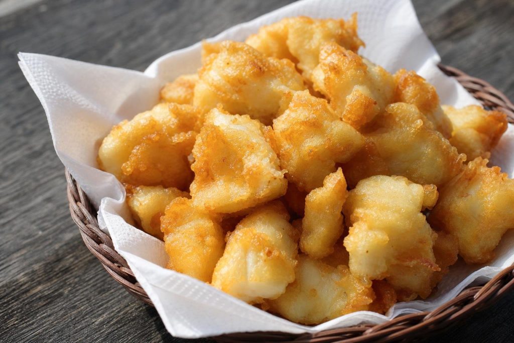 Bocconcini di baccalà in pastella alla birra dorati in un cestino