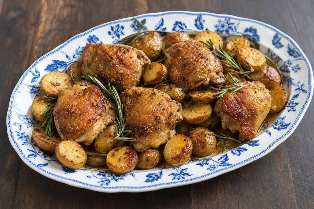 Cosce di pollo alla birra rossa con patate novelle al rosmarino