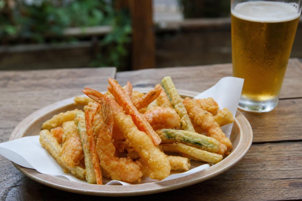 Gran fritto in tempura alla birra con gamberi e bastoncini di verdure dorati