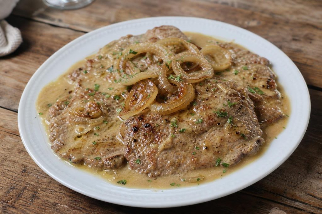 Scaloppine di vitello alla birra con cipolle dorate e cremina