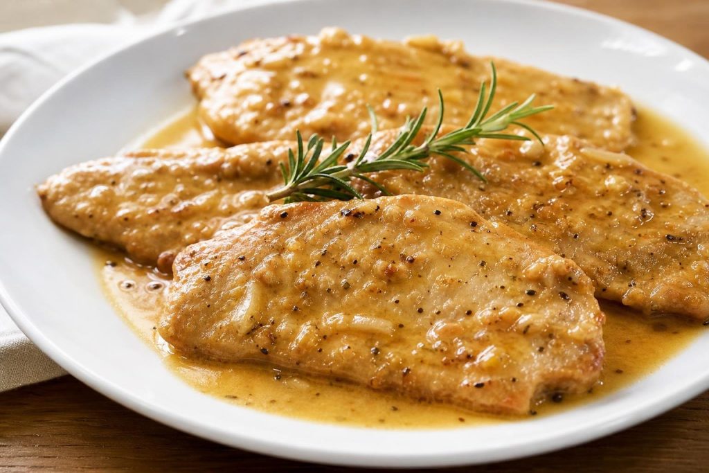 Scaloppine di pollo alla birra con salsa al burro e rosmarino