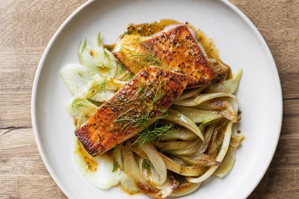 Filetti di trota salmonata alla birra con finocchio crudo
